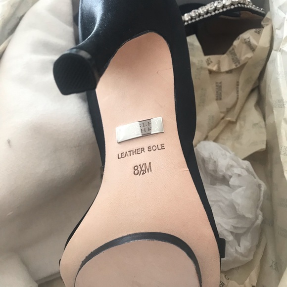 BNIB Badgely Mischka Decadence Pump Size 8.5 - Picture 4 of 5